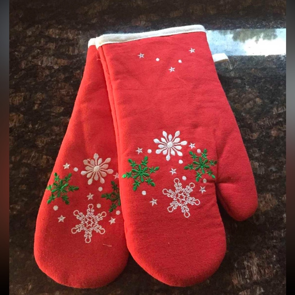 New Set of Red with Snowflakes Oven Mitts